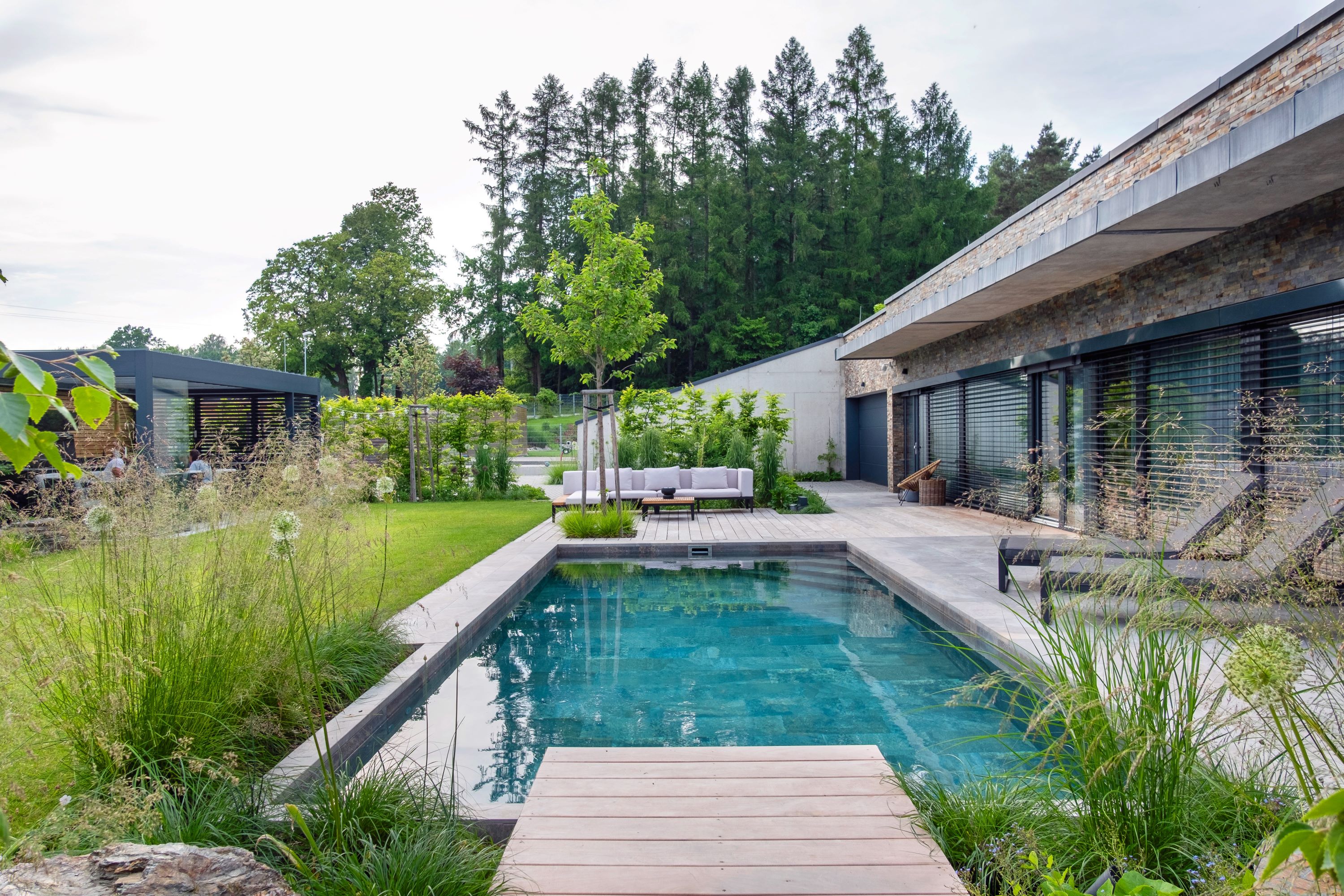 Váš průvodce při tvorbě, údržbě a využívání moderní zahrady